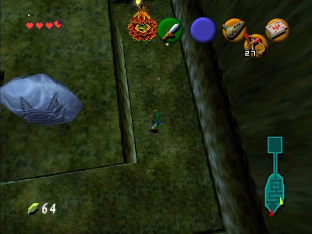 Link em um corredor estreito de um labirinto com uma criatura coberta por folhas laranjas em Ocarina of Time.