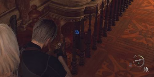 Leon mira um Medalh&atilde;o Azul em Resident Evil 4 remake