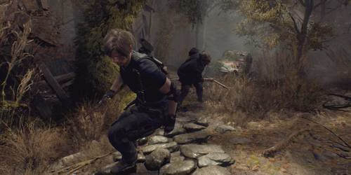 Leon foge de um inimigo em Resident Evil 4 Remake