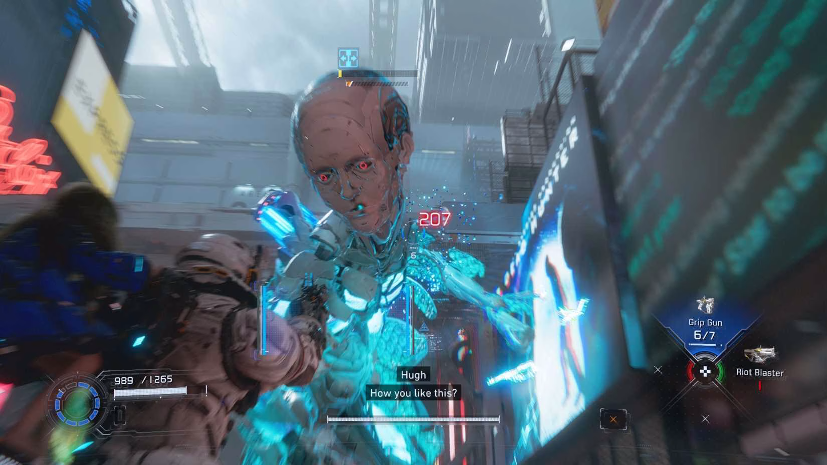 Hugh apontando a Grip Gun para um grande rob&ocirc; humanoide em Pragmata