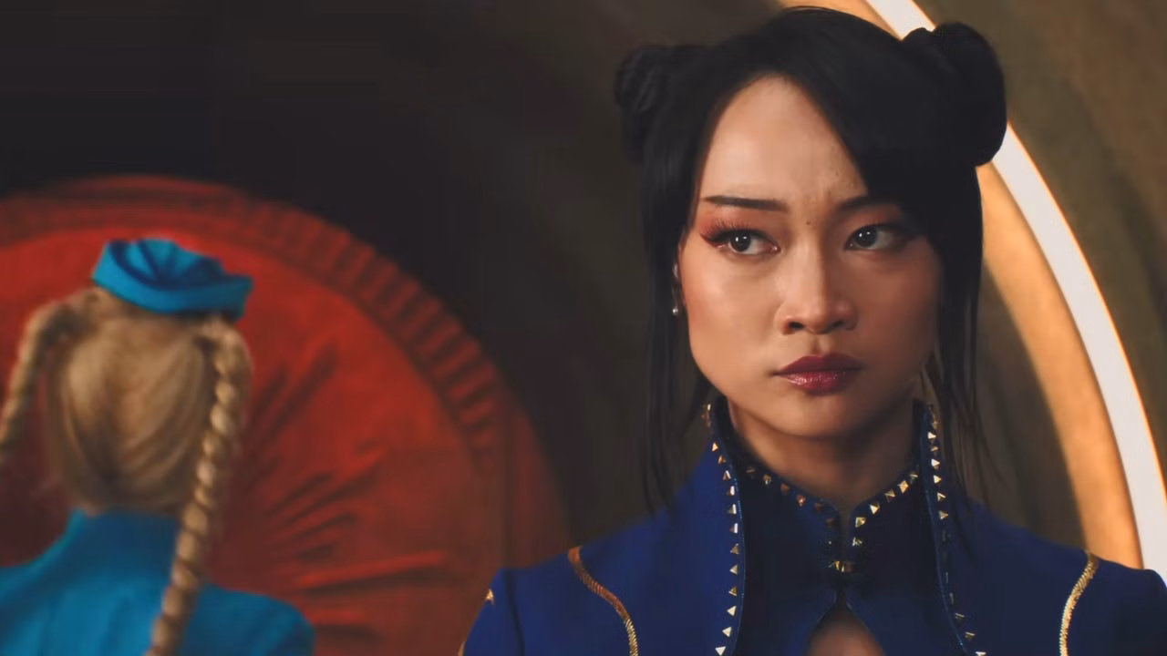 Personagens do filme Street Fighter diante de um leque vermelho