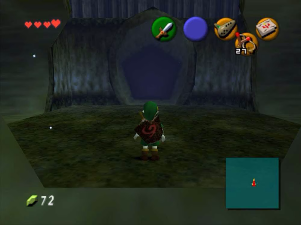 Link em uma &aacute;rea gramada com tr&ecirc;s entradas diferentes em Ocarina of Time.
