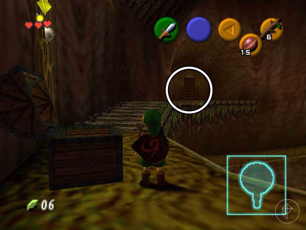 Link em uma sala escura com um ba&uacute; aberto e uma porta ao fundo em Ocarina of Time.
