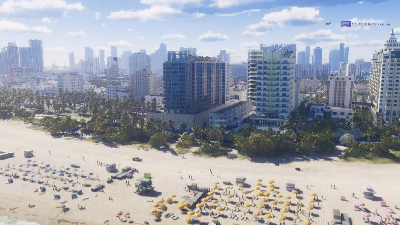 Praia ensolarada de Vice City, com banhistas, palmeiras e pr&eacute;dios ao fundo