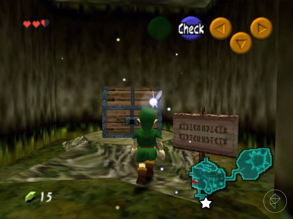 Link, um elfo crian&ccedil;a vestido de verde, parado em frente a um ba&uacute; em Ocarina of Time no Nintendo 64.