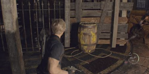 Leon encontra uma caixa amarela no remake de Resident Evil 4