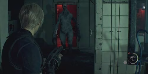 Leon mira com a Striker em um Regenerador em Resident Evil 4 Remake
