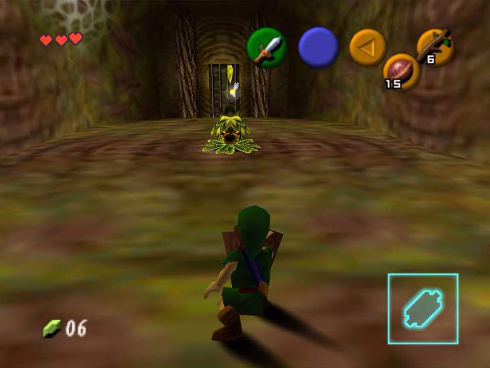 Link com escudo em frente a uma criatura escondida em um arbusto em Ocarina of Time.