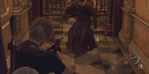 Leon mira a perna de um cultista em Resident Evil 4 remake