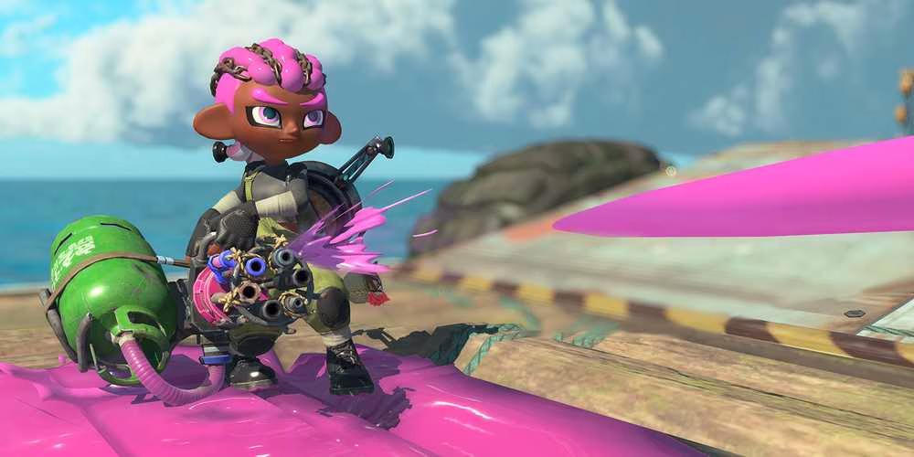 Um Inkling com tran&ccedil;as dispara uma minigun de tinta