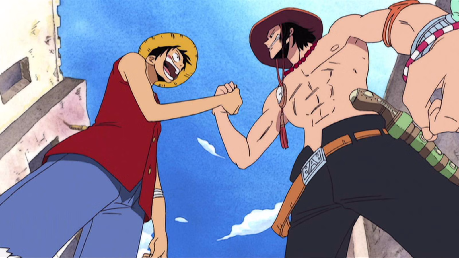 Luffy e Ace encostam os punhos diante do c&eacute;u azul