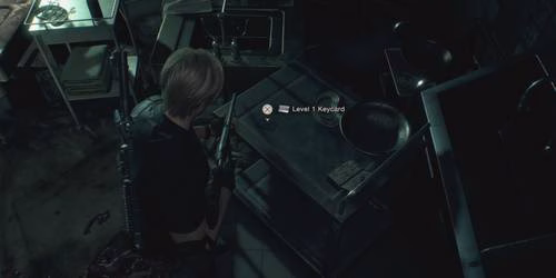 Leon encontra o Cart&atilde;o de Acesso N&iacute;vel 1 em Resident Evil 4 remake